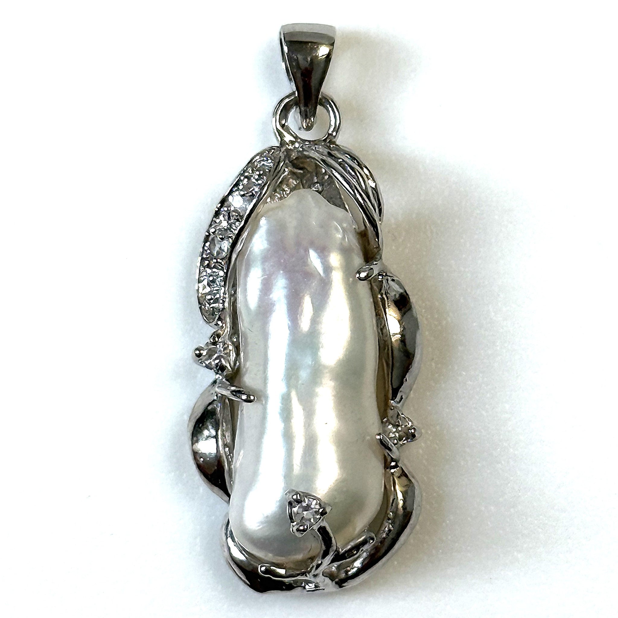 18ct White Gold Plated and Mother of Pearl Pendant
