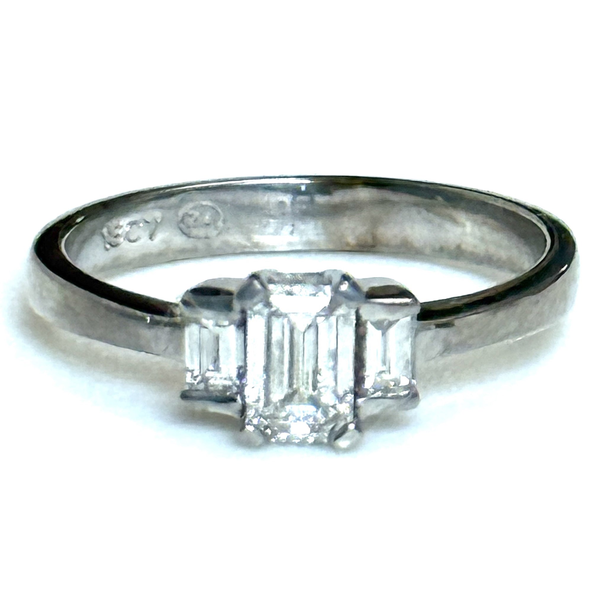 18ct White Gold and Diamond Ring
