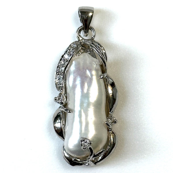18ct White Gold Plated and Mother of Pearl Pendant