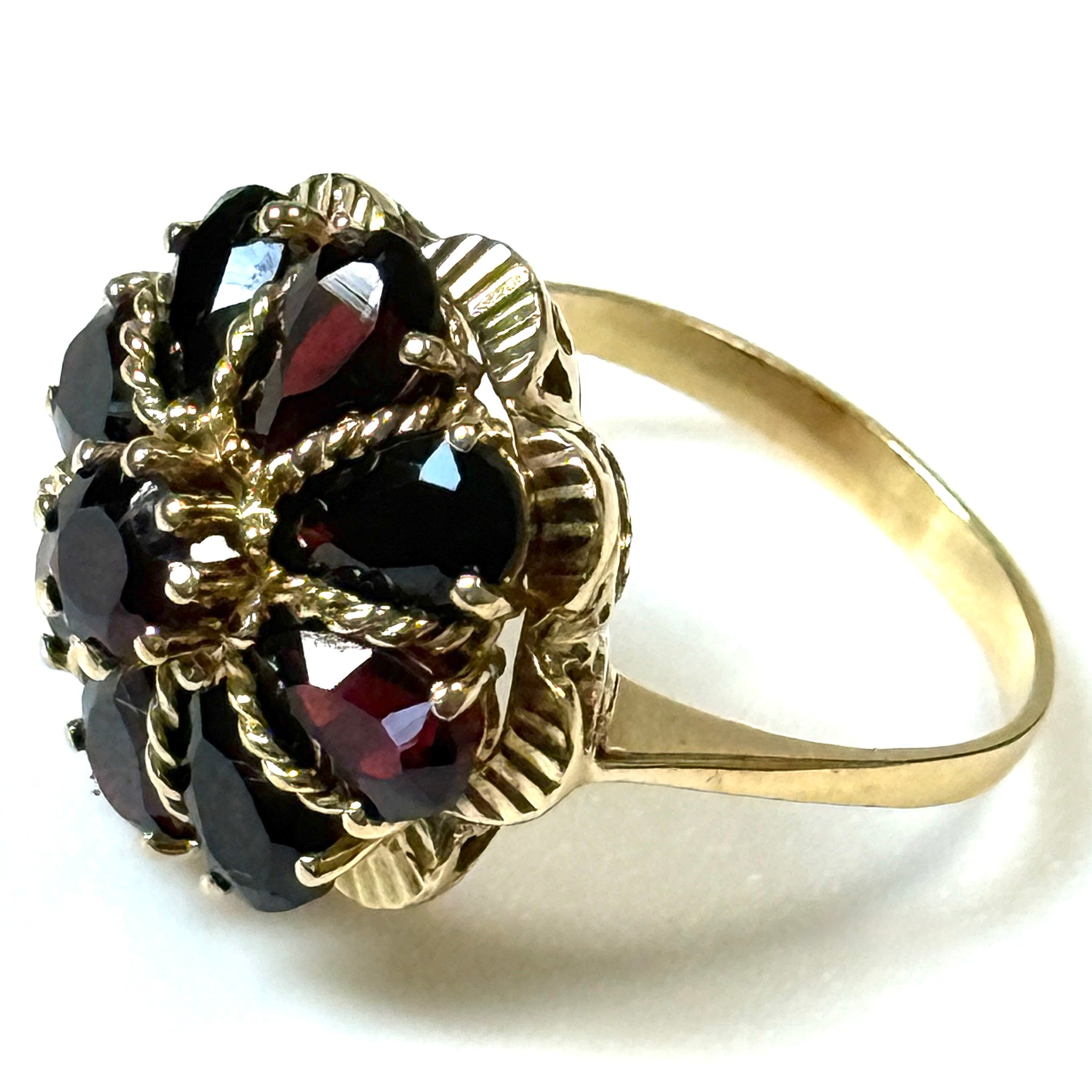 Vintage 18ct Yellow Gold and Garnet Dress Ring